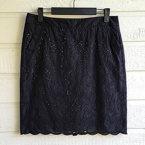 ANN TAYLOR LOFT 6 PETITES Black Eyelet Scalloped Straight Mini Skirt